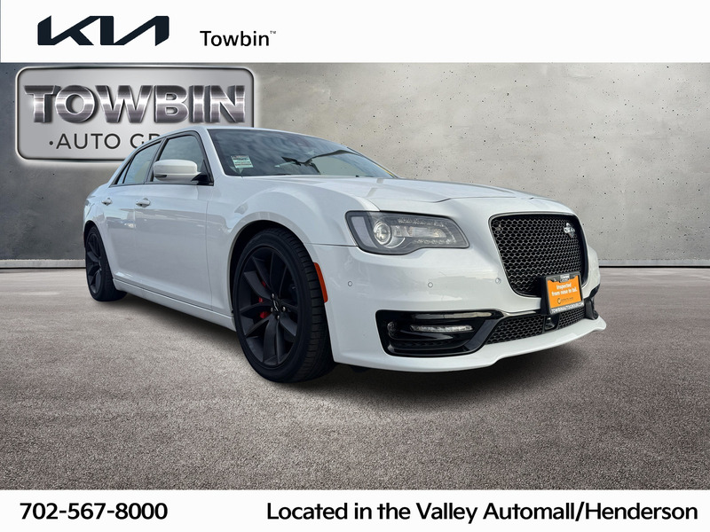 2023 Chrysler 300 C's photo