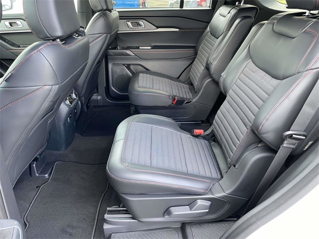 2025 Ford Explorer ST-Line photo 6