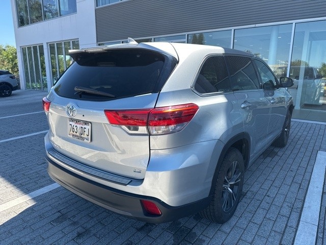 2017 Toyota Highlander LE Plus photo 3
