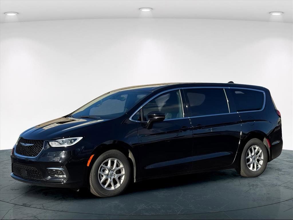 2025 Chrysler Pacifica Select's photo