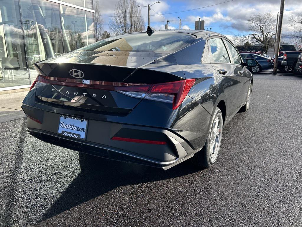 2025 Hyundai Elantra SE photo 4