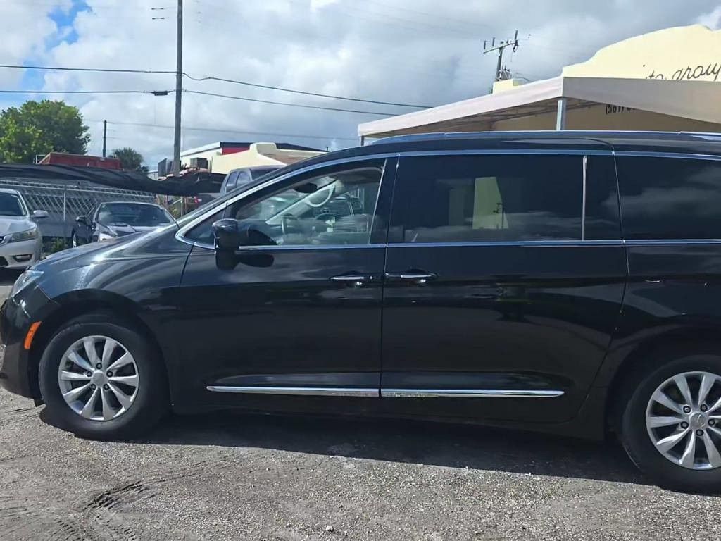 2018 Chrysler Pacifica Touring L photo 3