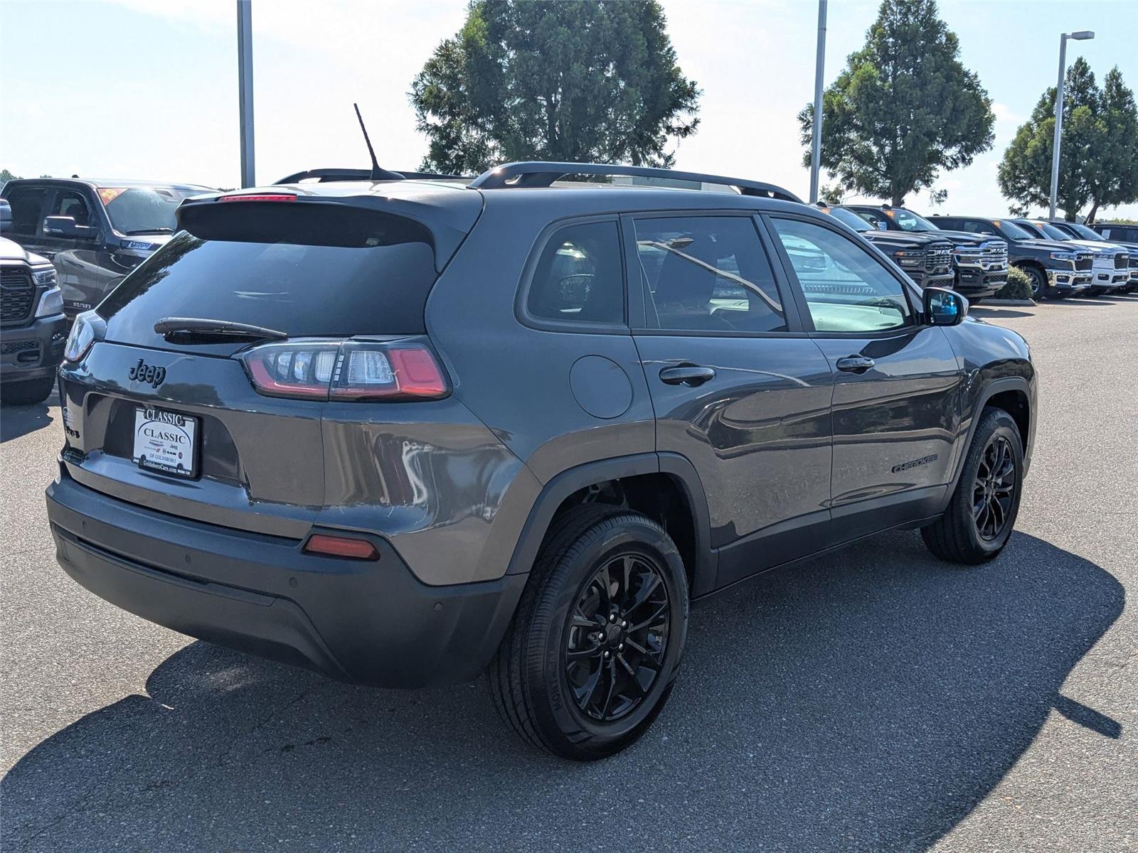 2023 Jeep Cherokee Altitude Lux photo 3