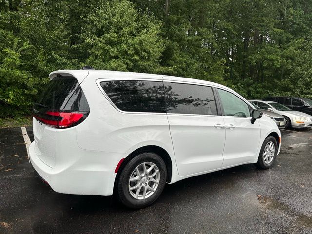 2026 Chrysler Pacifica photo 5