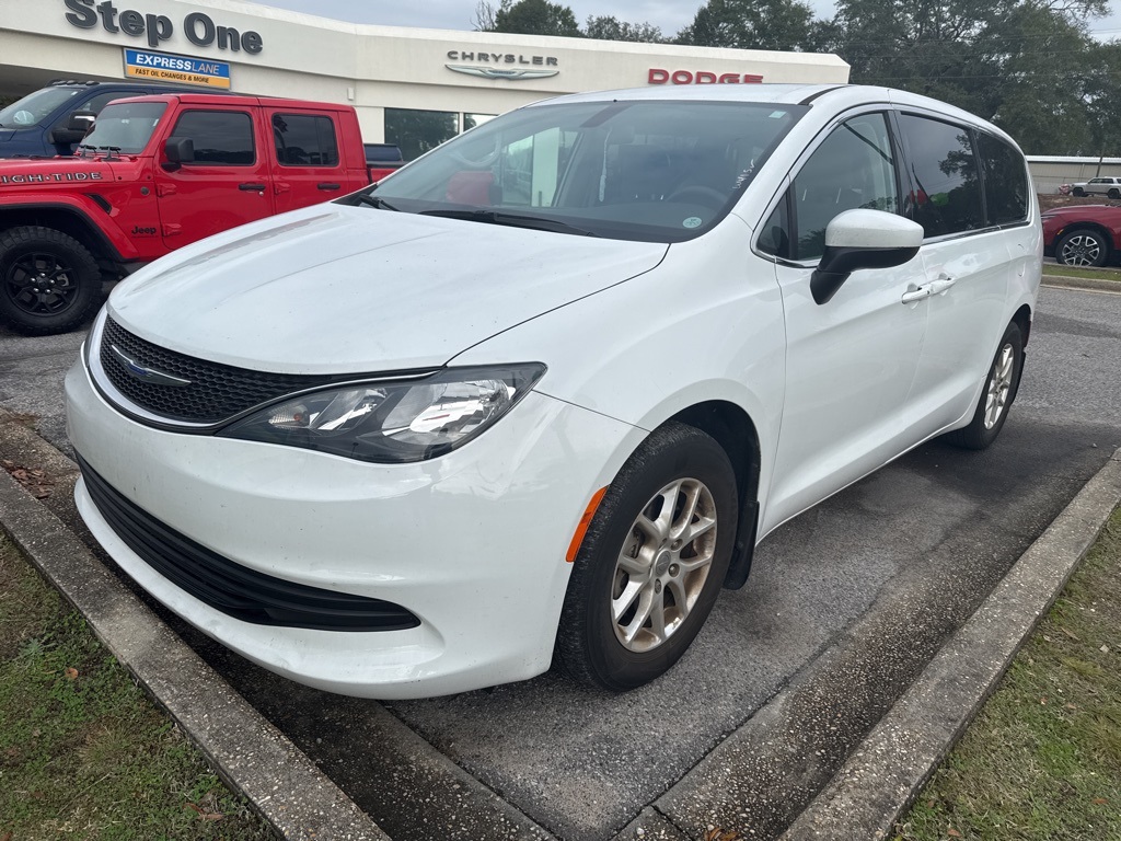 2020 Chrysler Voyager LX's photo