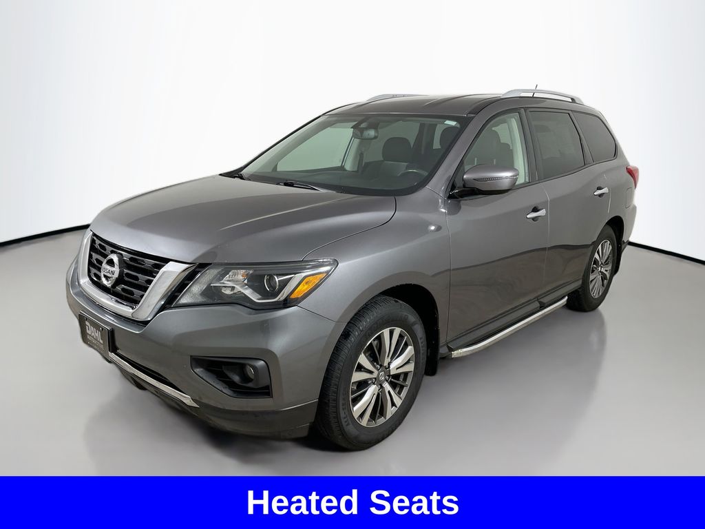 2017 Nissan Pathfinder SV photo 3