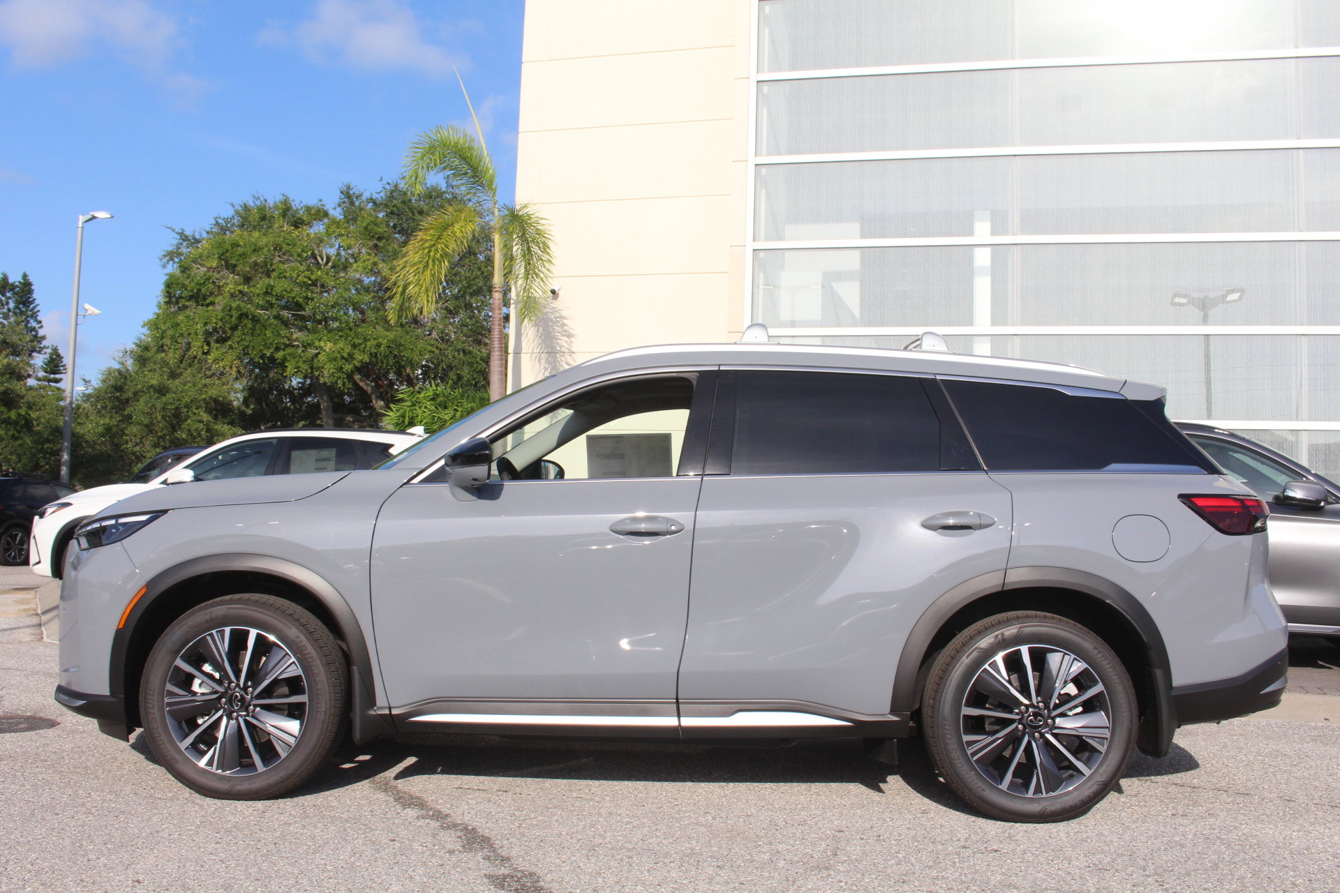 2026 Infiniti QX60 Luxe photo 2
