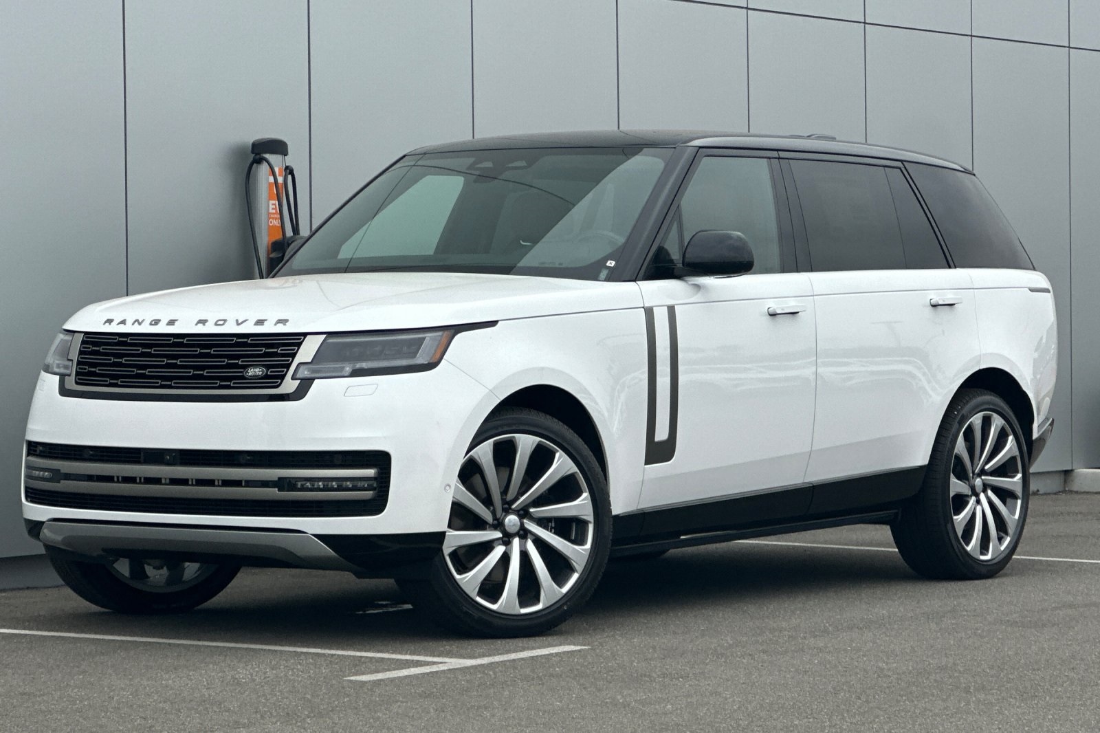 2025 Land Rover Range Rover SE's photo