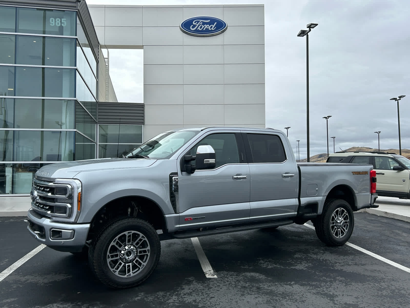 2023 Ford F-350 Super Duty Platinum's photo