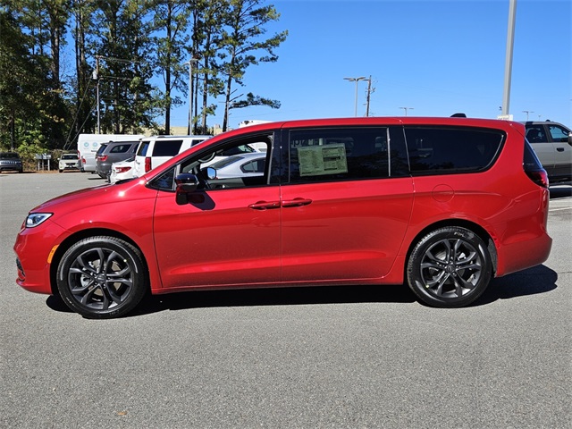 2026 Chrysler Pacifica photo 4