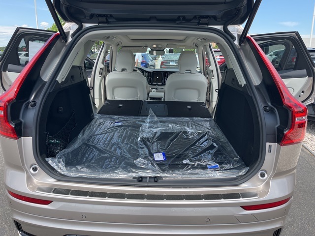2025 Volvo XC60 B5 photo 24