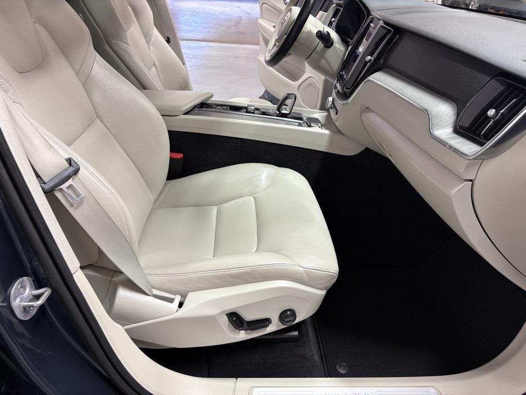 2024 Volvo XC60 B5 Plus photo 22
