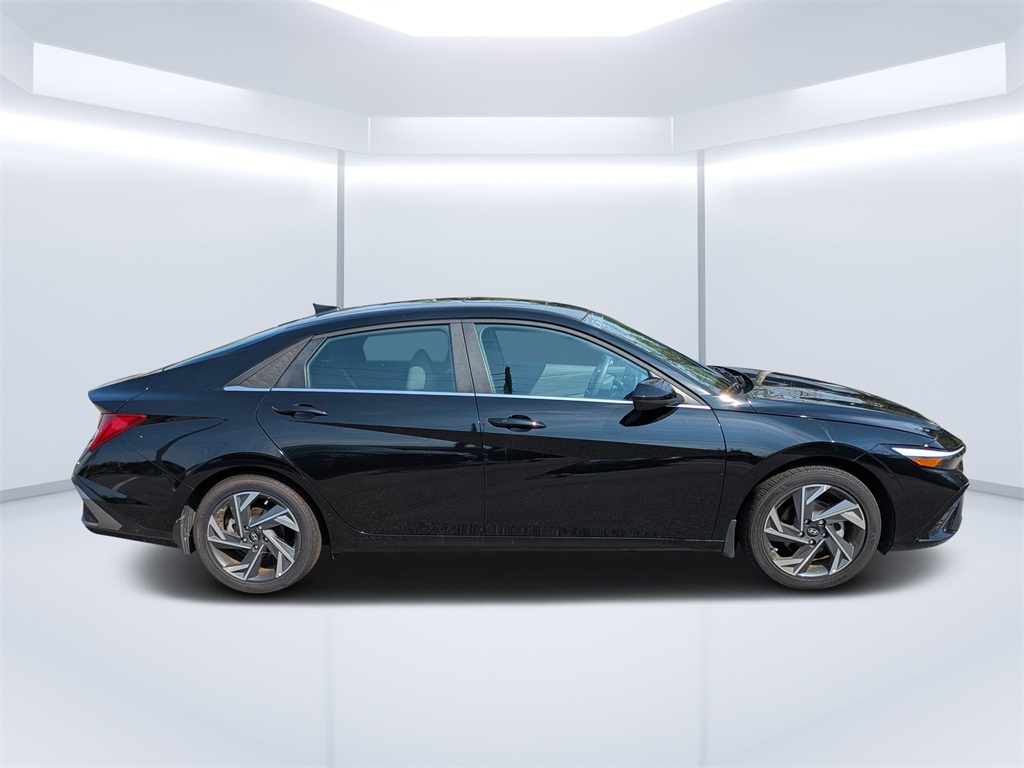 2024 Hyundai Elantra SEL Convenience photo 2