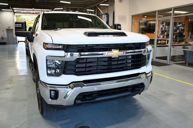 2026 Chevrolet Silverado 2500HD LT photo 3