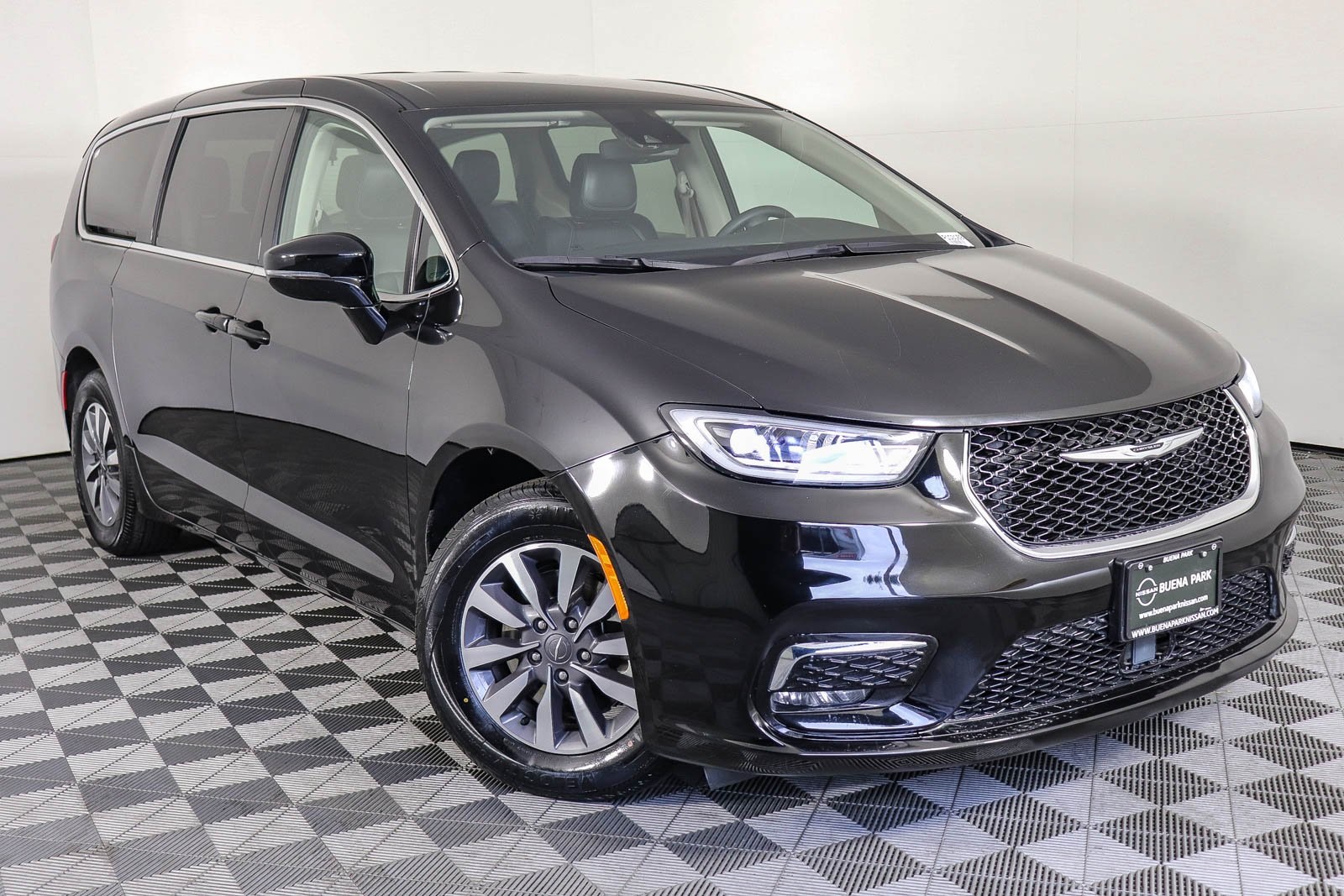 2024 Chrysler Pacifica PHEV Select's photo