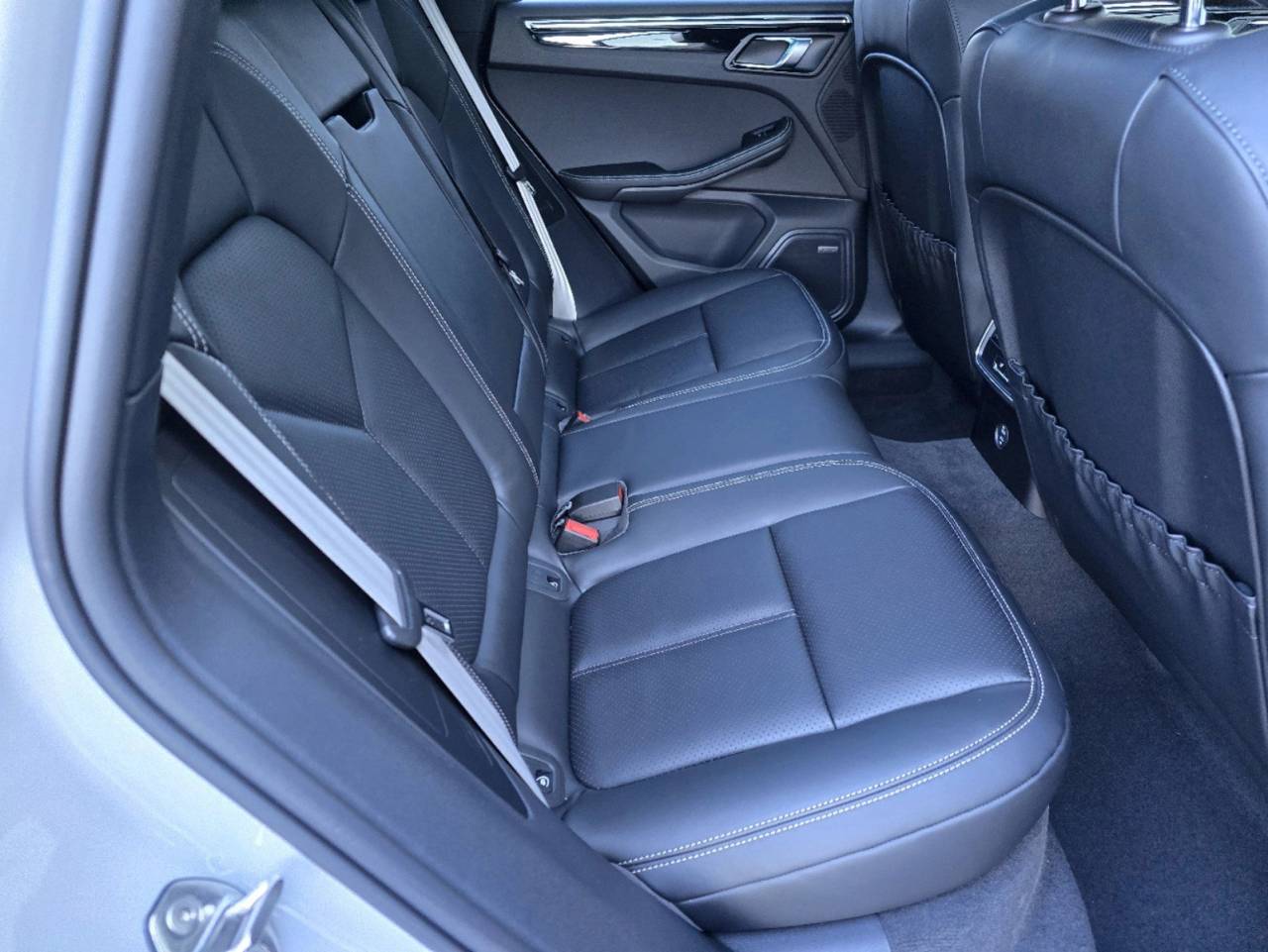 2025 Porsche Macan T photo 9