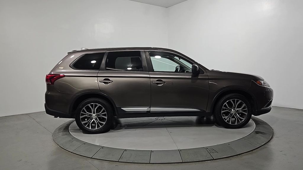 2017 Mitsubishi Outlander ES photo 5