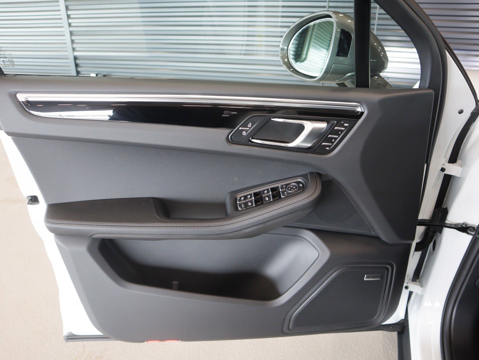 2025 Porsche Macan T photo 25