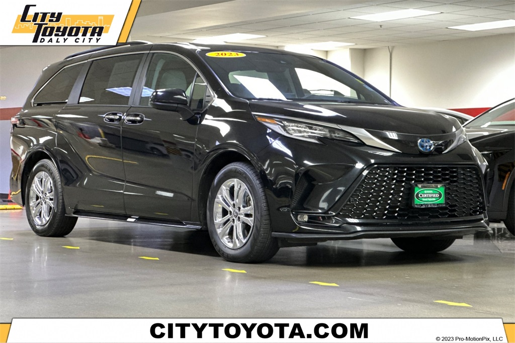 2023 Toyota Sienna XSE's photo