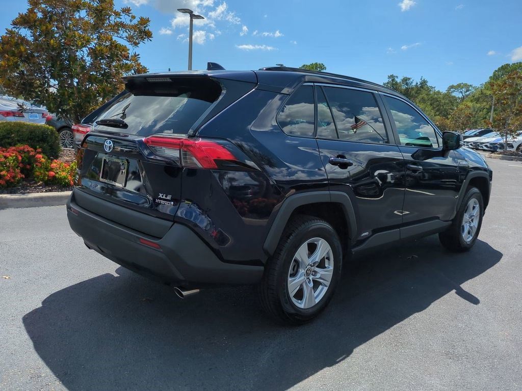 2021 Toyota RAV4 Hybrid XLE photo 12