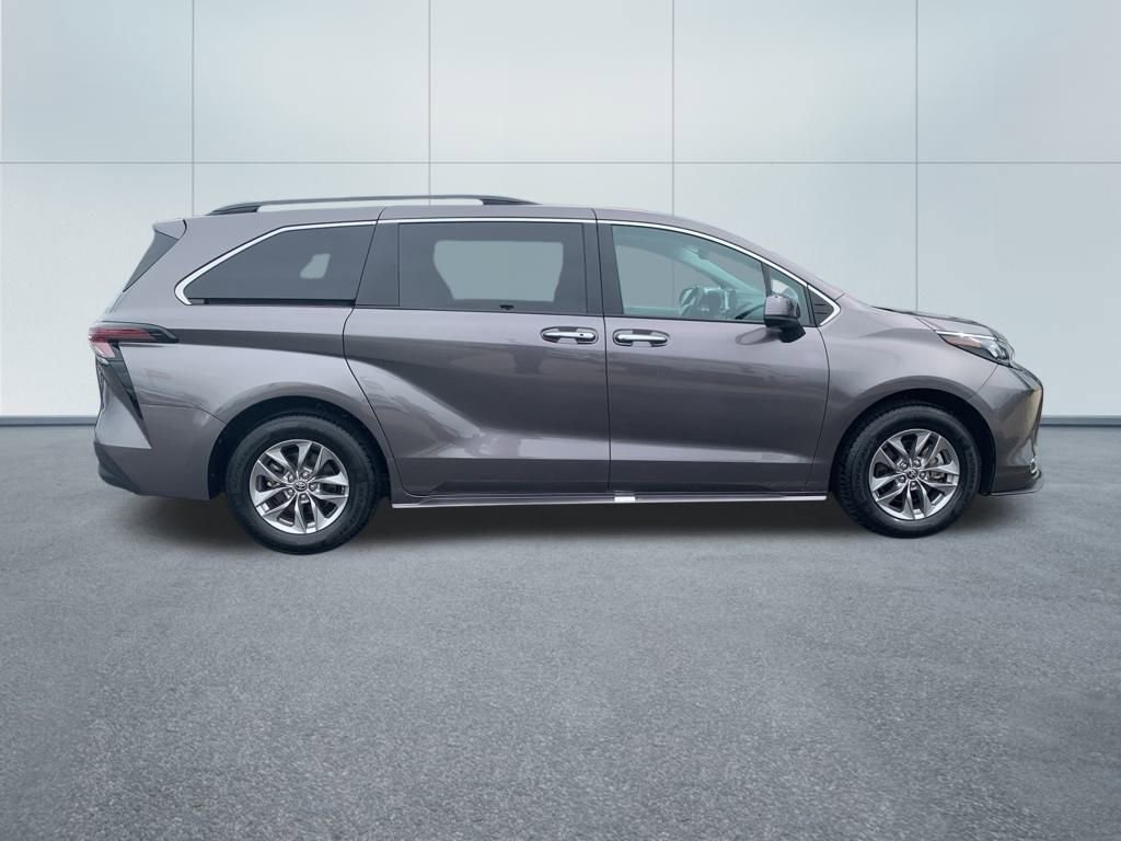 2024 Toyota Sienna XLE photo 2