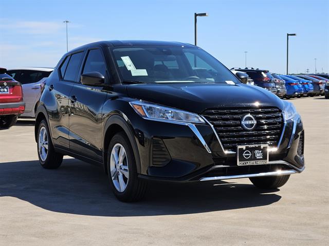 2025 Nissan Kicks Play S photo 2