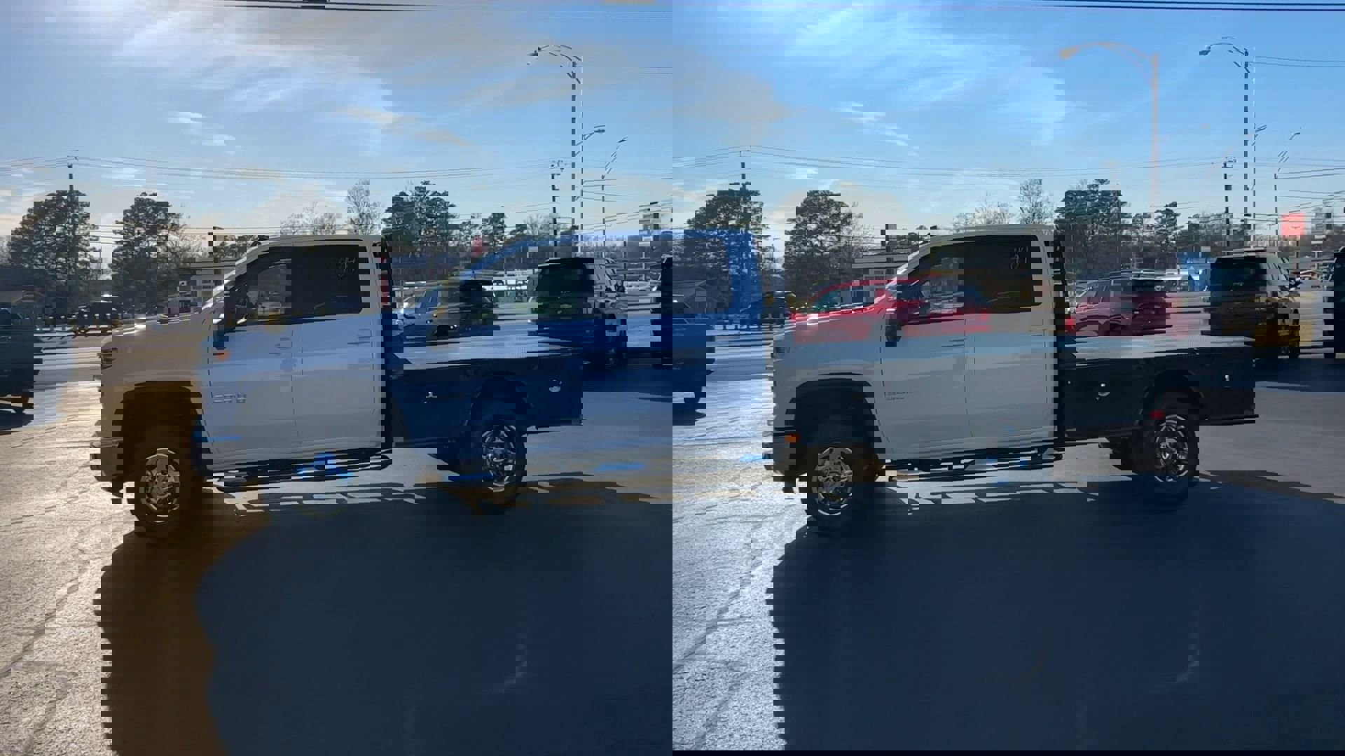 2025 Chevrolet Silverado 3500HD LT photo 4