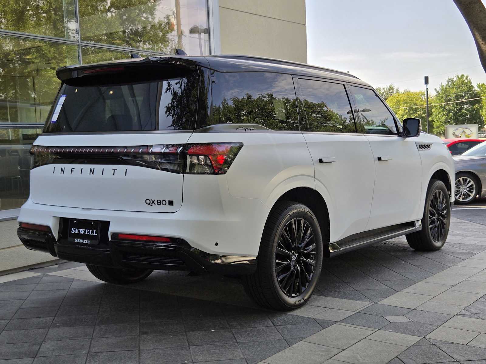 2025 Infiniti QX80 photo 3