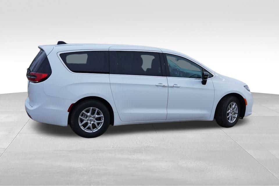 2024 Chrysler Pacifica Touring L photo 4