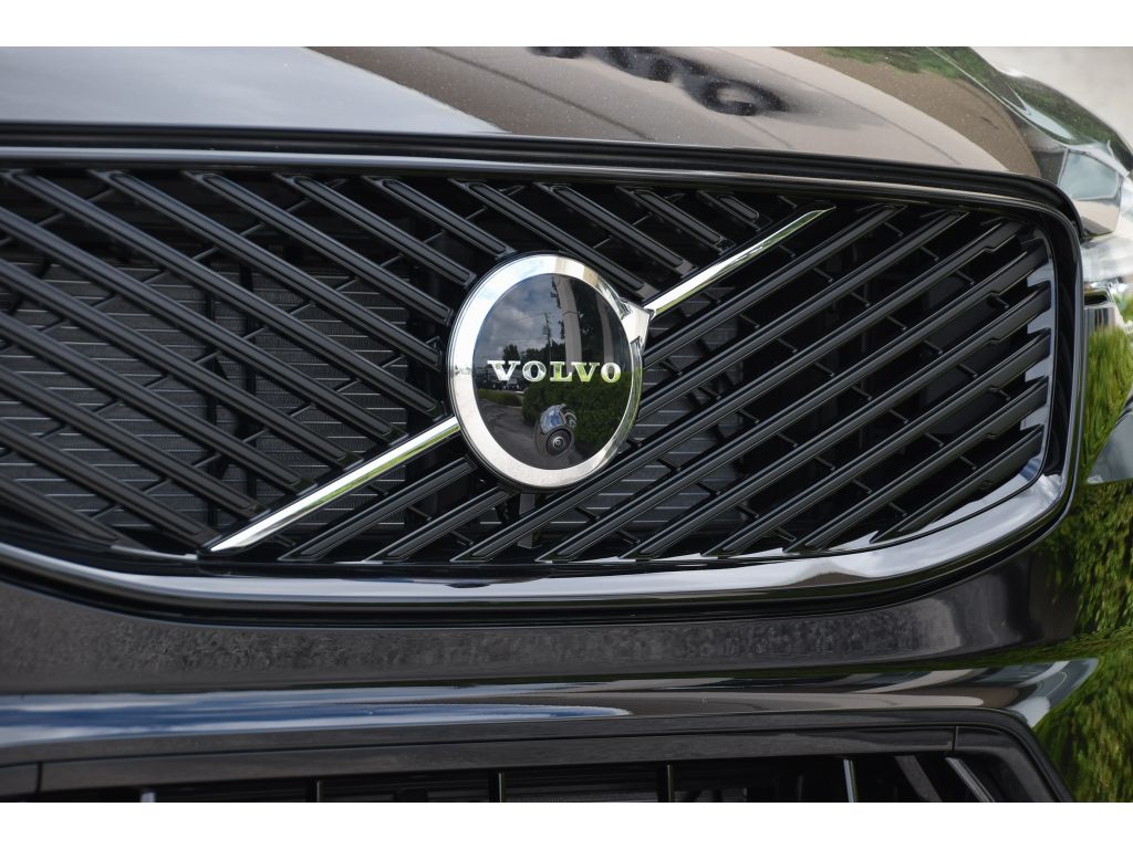 2026 Volvo XC60 B5 Plus photo 9