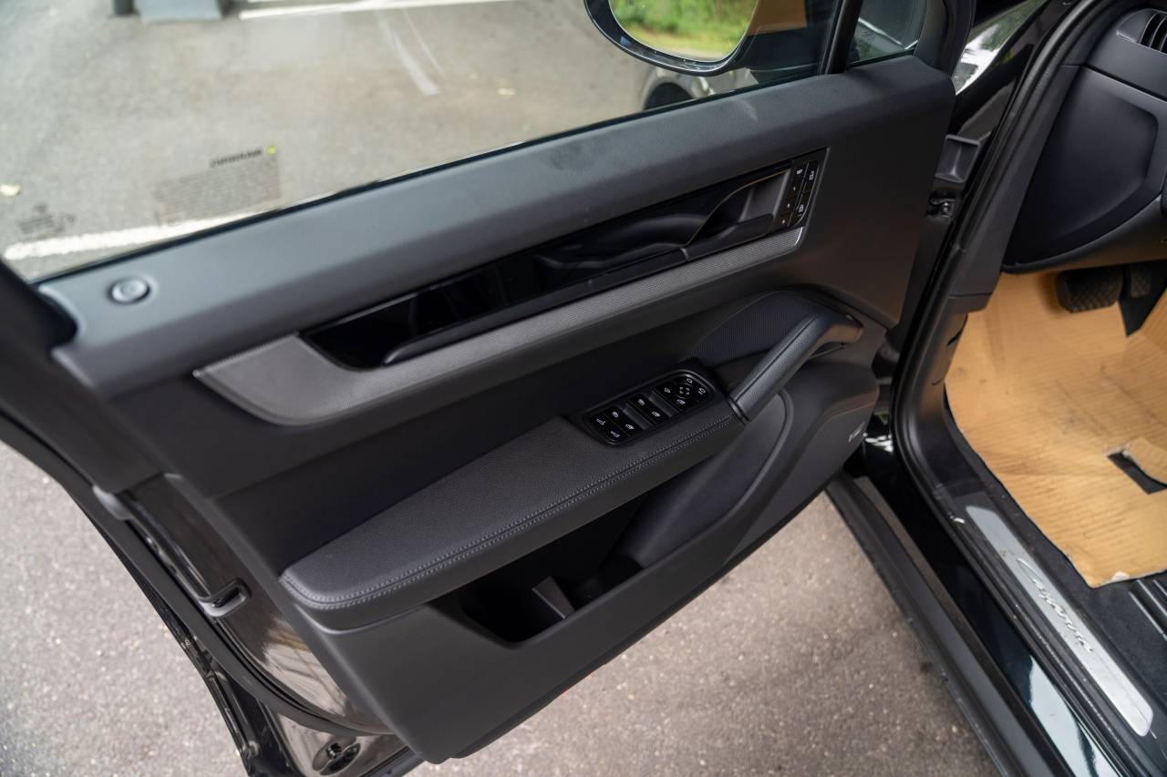 2025 Porsche Cayenne Coupe photo 23