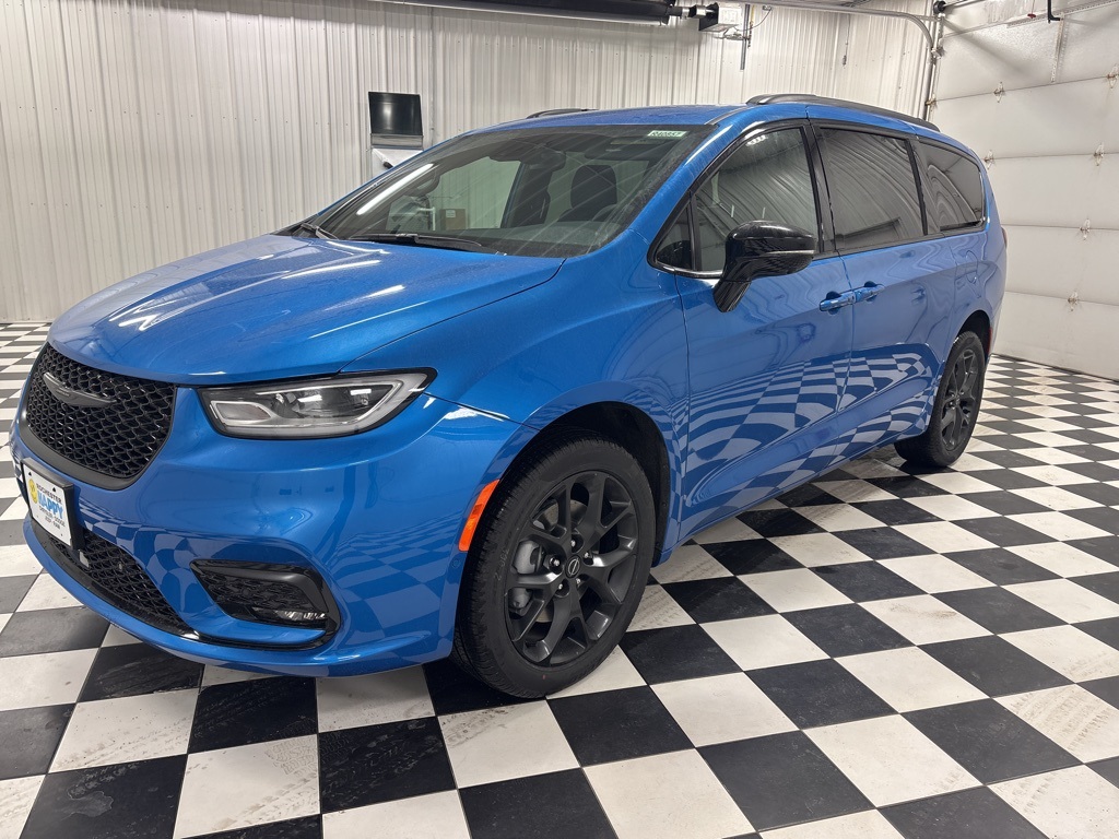 2026 Chrysler Pacifica Select's photo