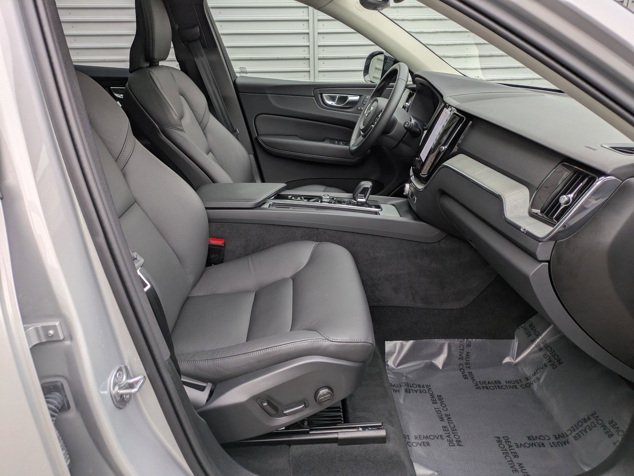 2025 Volvo XC60 Plus photo 31