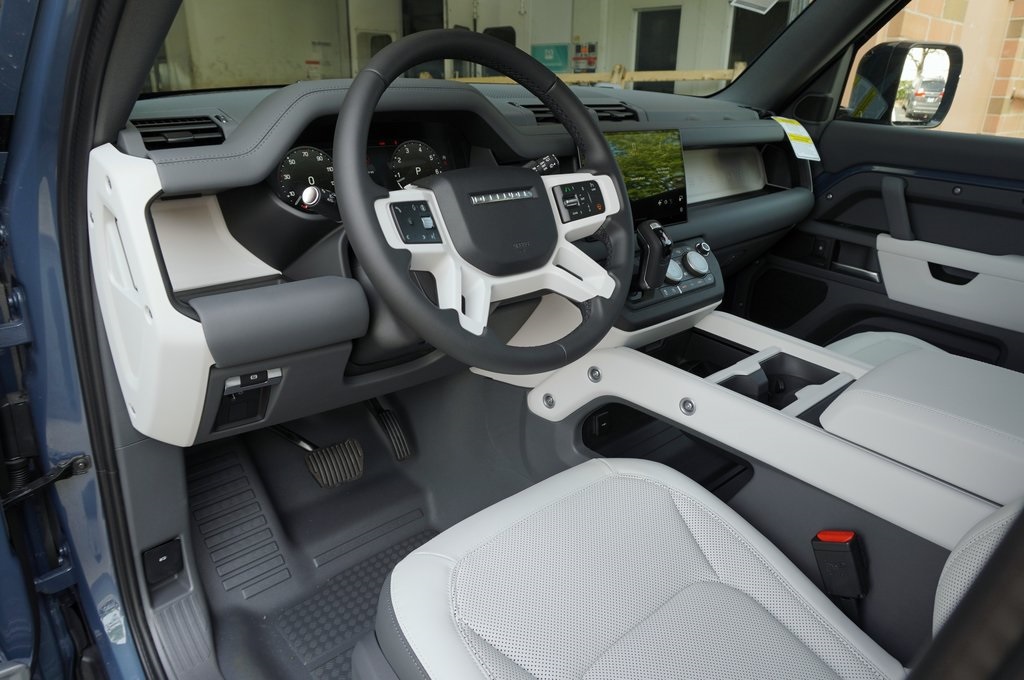 2025 Land Rover Defender 110 S photo 9