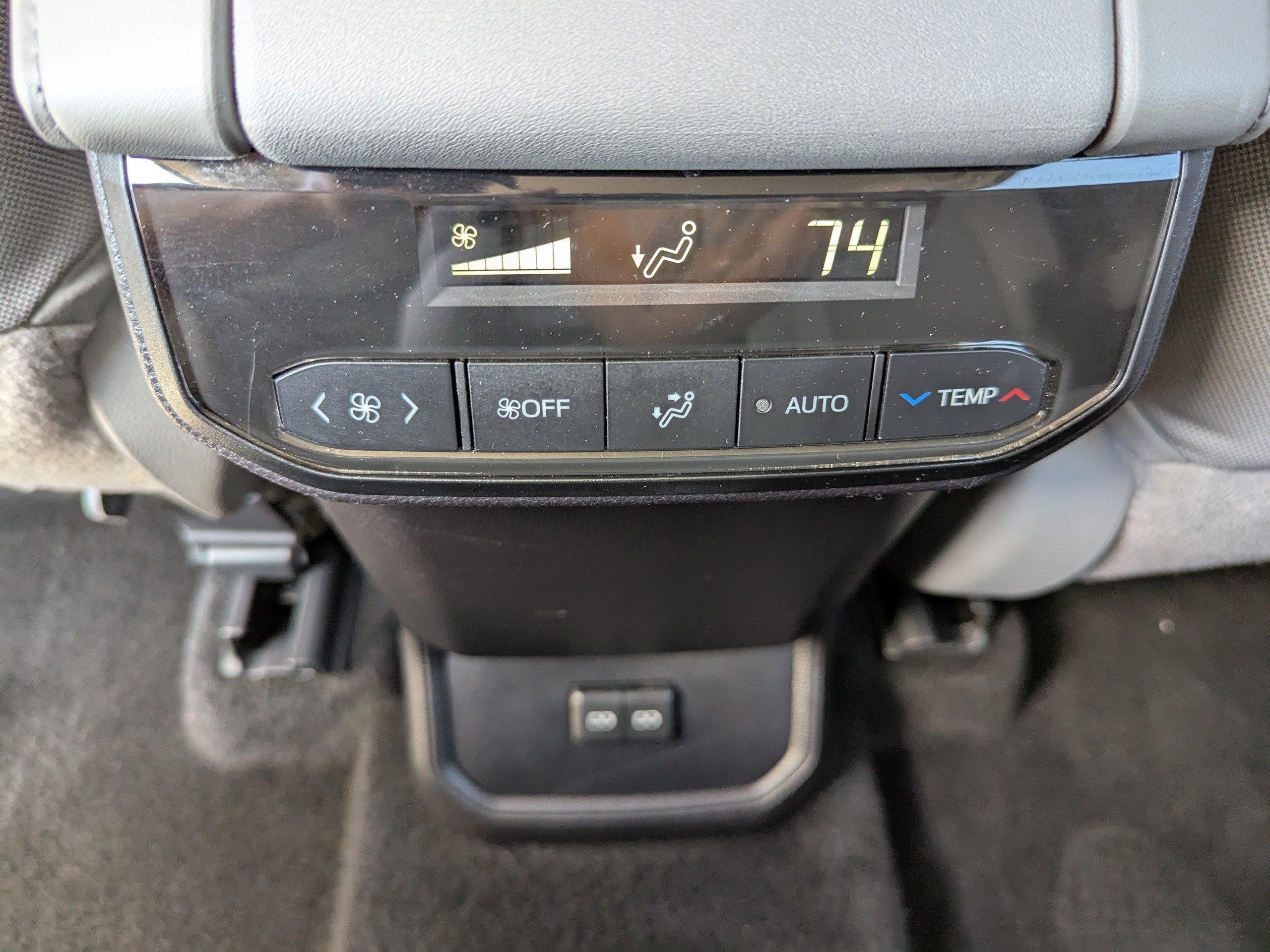2022 Toyota Highlander LE photo 17