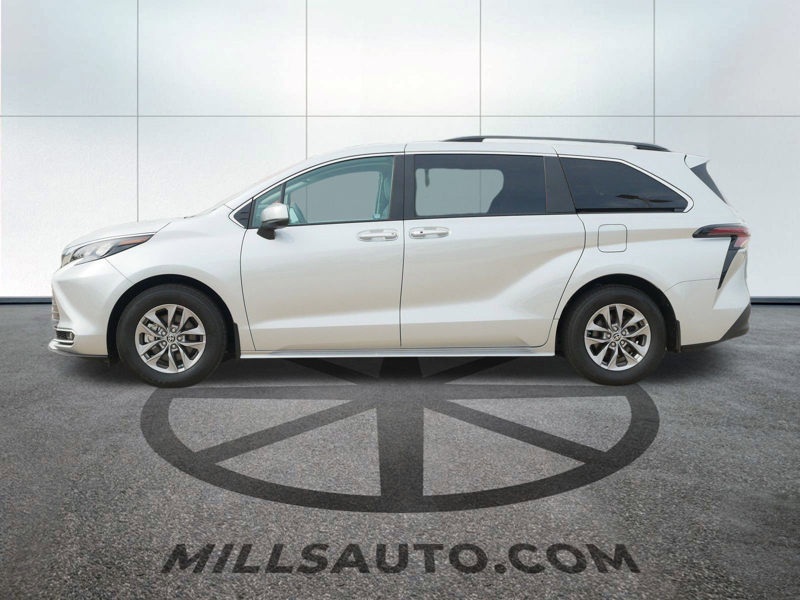 2024 Toyota Sienna XLE photo 2