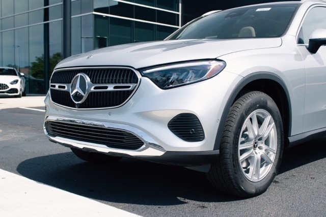 2025 Mercedes Benz GLC 300 photo 2