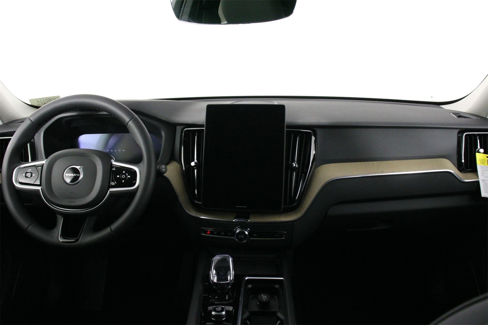 2026 Volvo XC60 B5 Plus photo 4