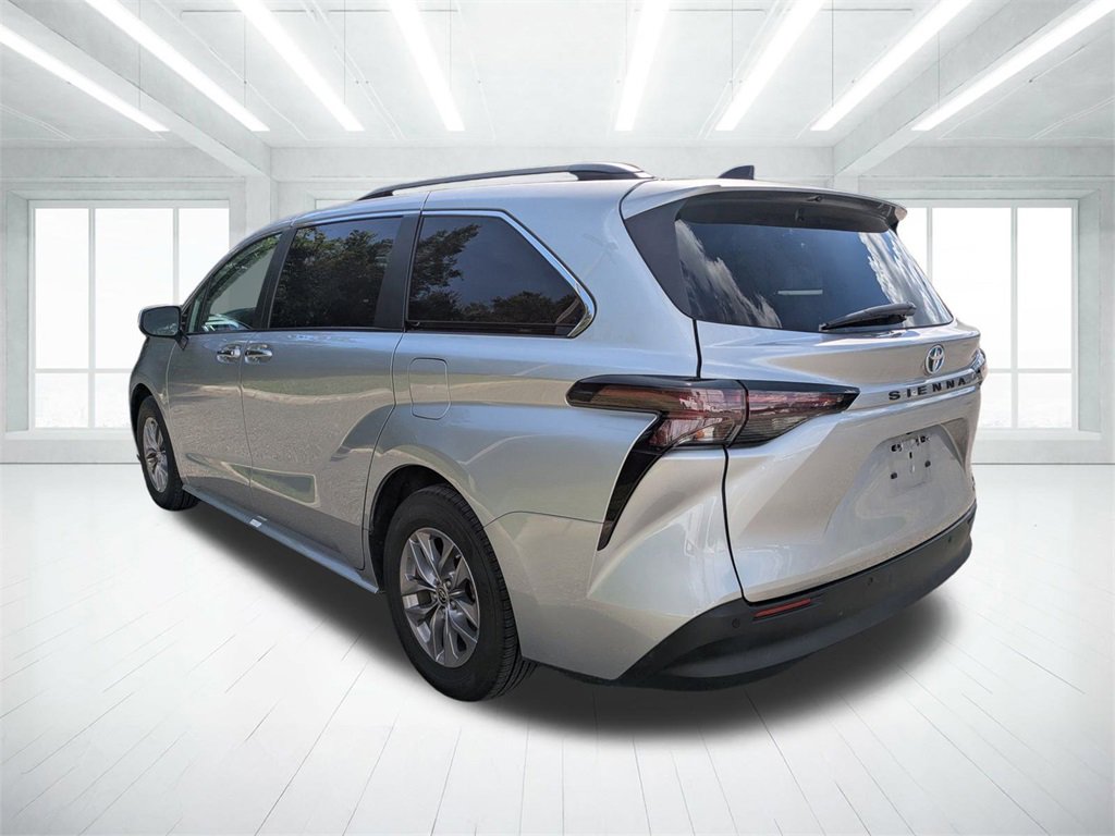 2023 Toyota Sienna XLE photo 5