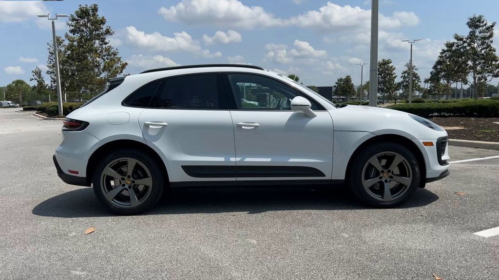 2025 Porsche Macan Base photo 9