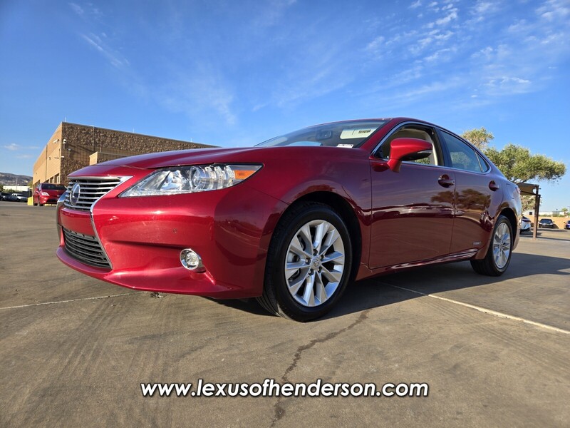 2014 Lexus ES 300h photo 2