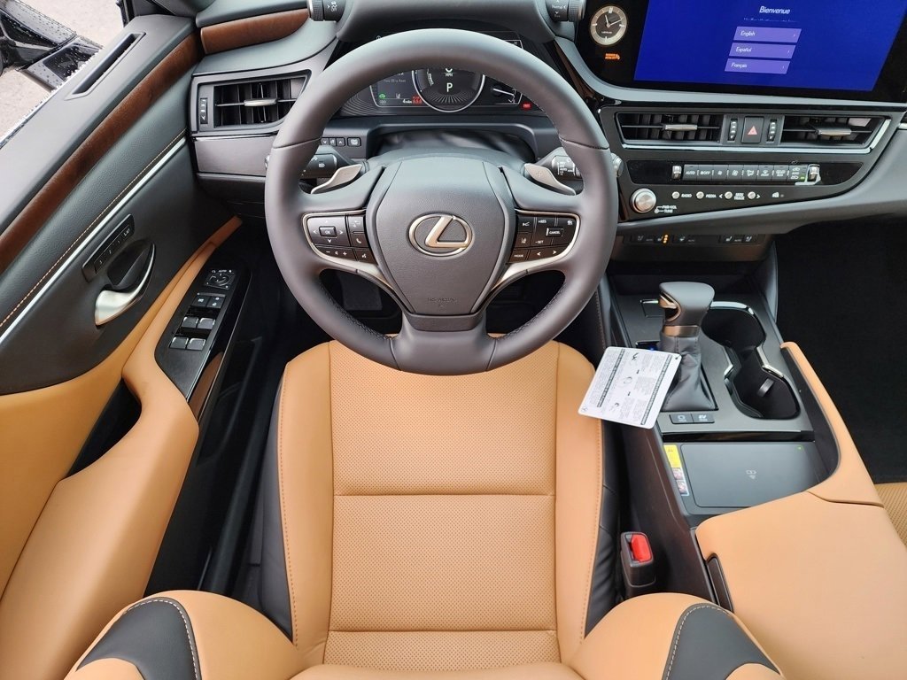 2025 Lexus ES 300h photo 2