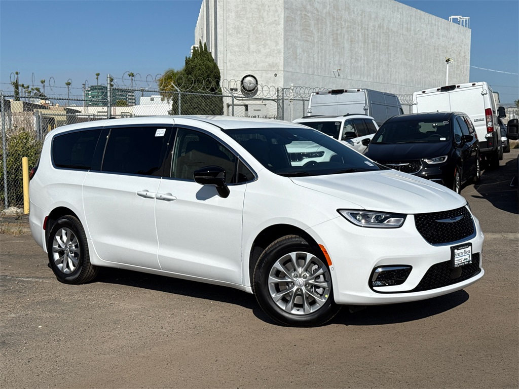 2025 Chrysler Pacifica photo 2
