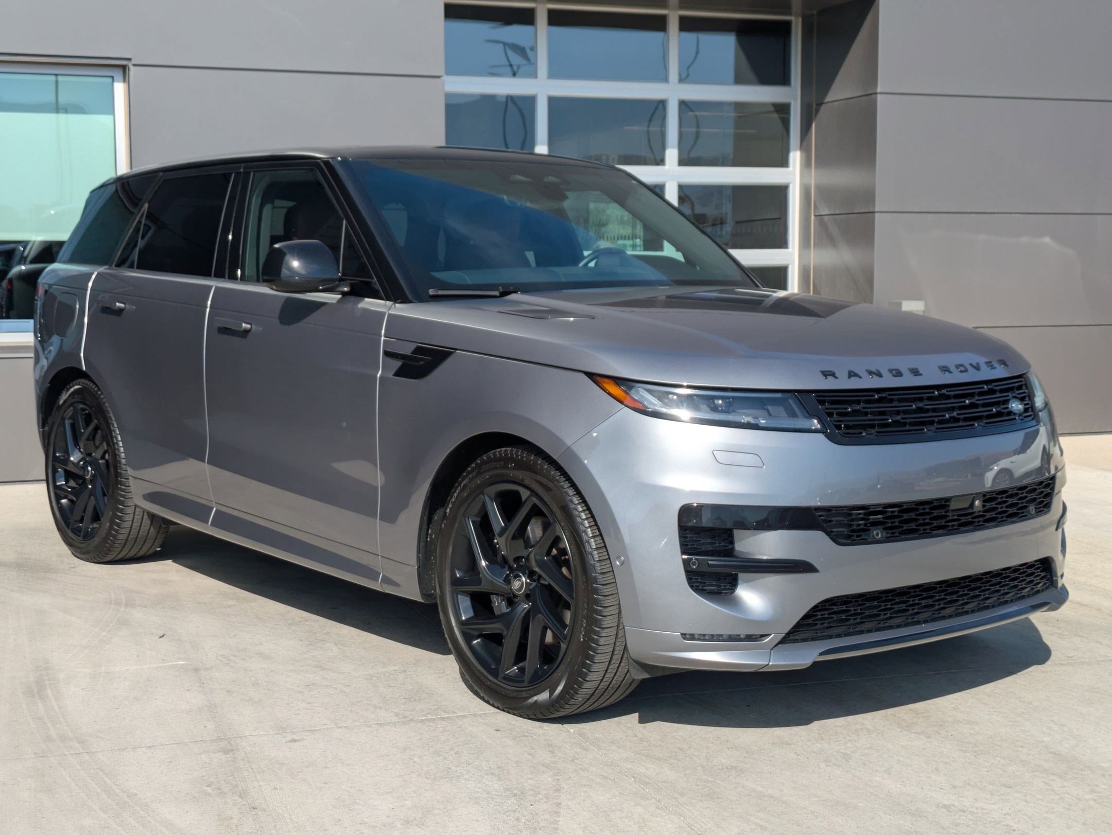 2024 Land Rover Range Rover Sport SE photo 3