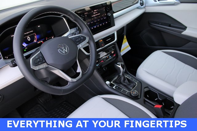2025 Volkswagen Taos SE photo 2