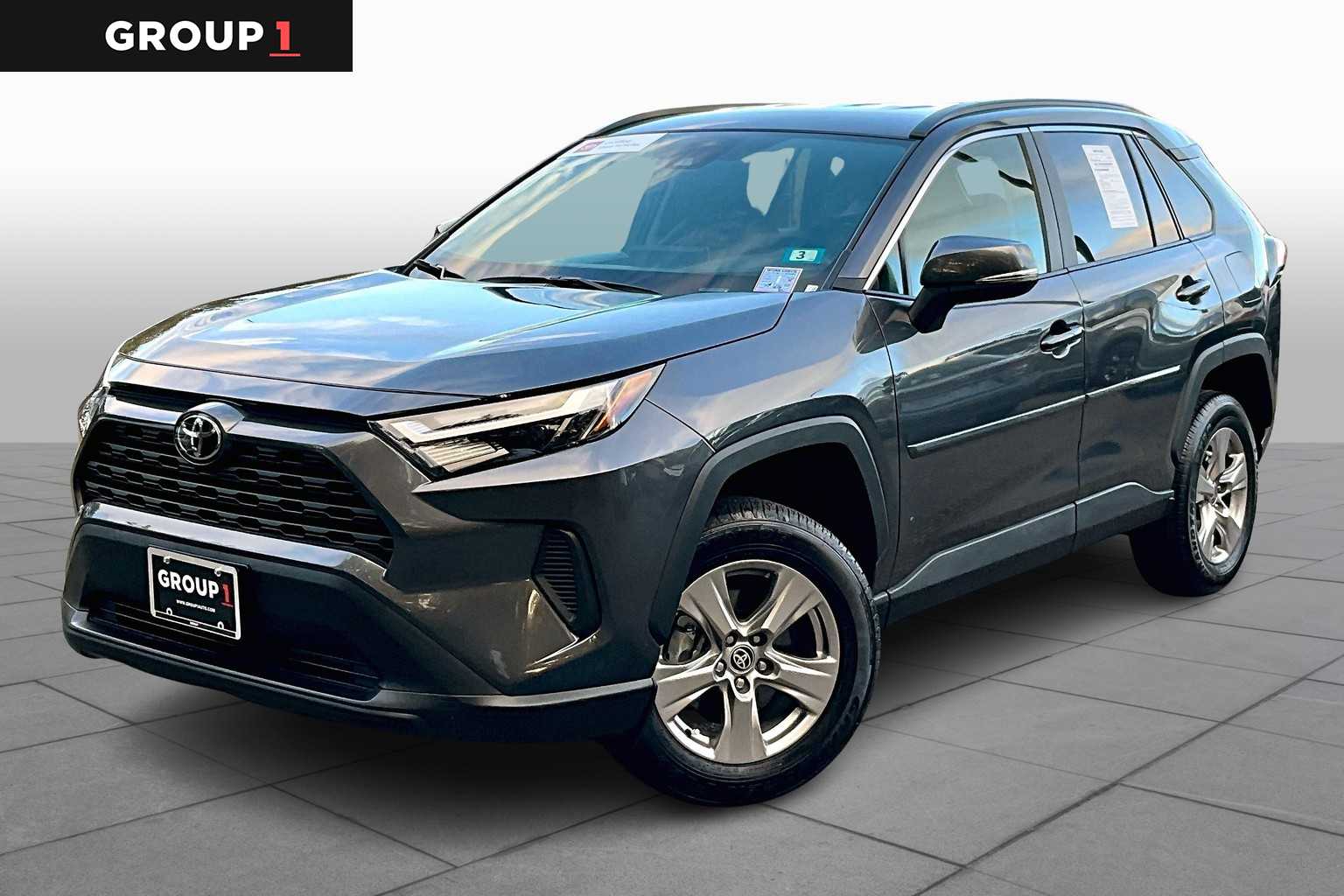2025 Toyota RAV4 XLE's photo