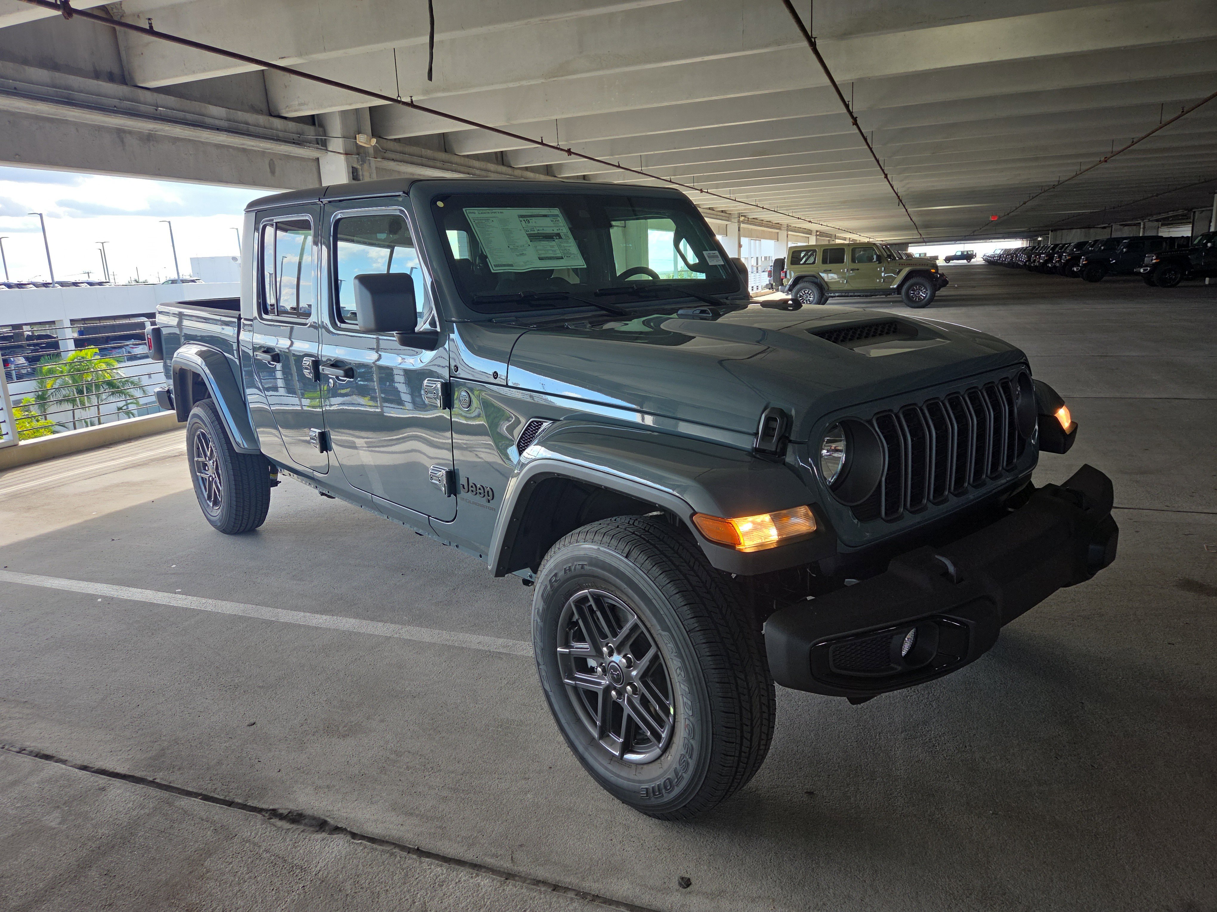 2025 Jeep Gladiator Sport S's photo