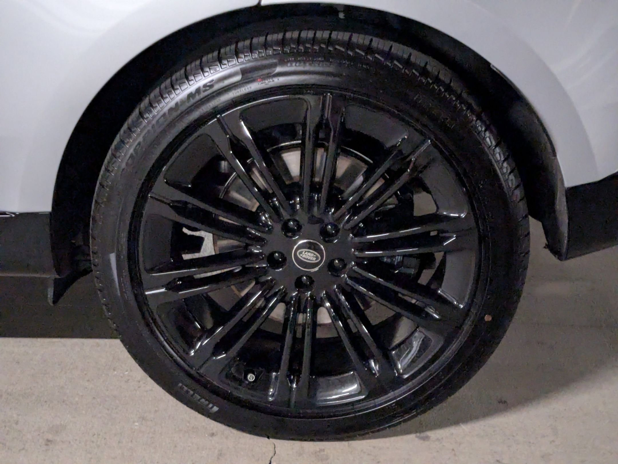 2025 Land Rover Range Rover SE photo 3