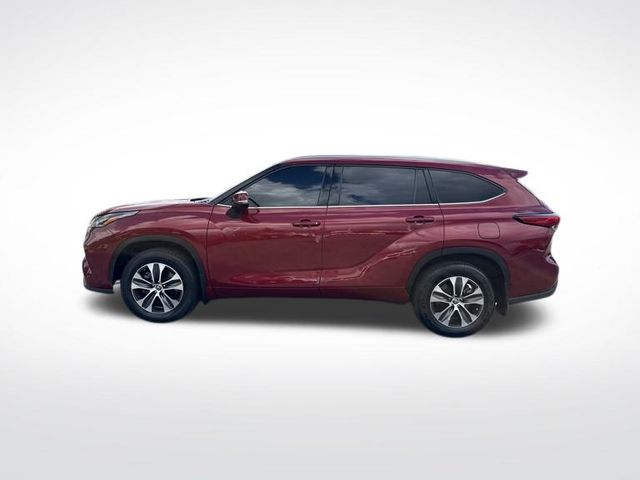 2021 Toyota Highlander XLE photo 2