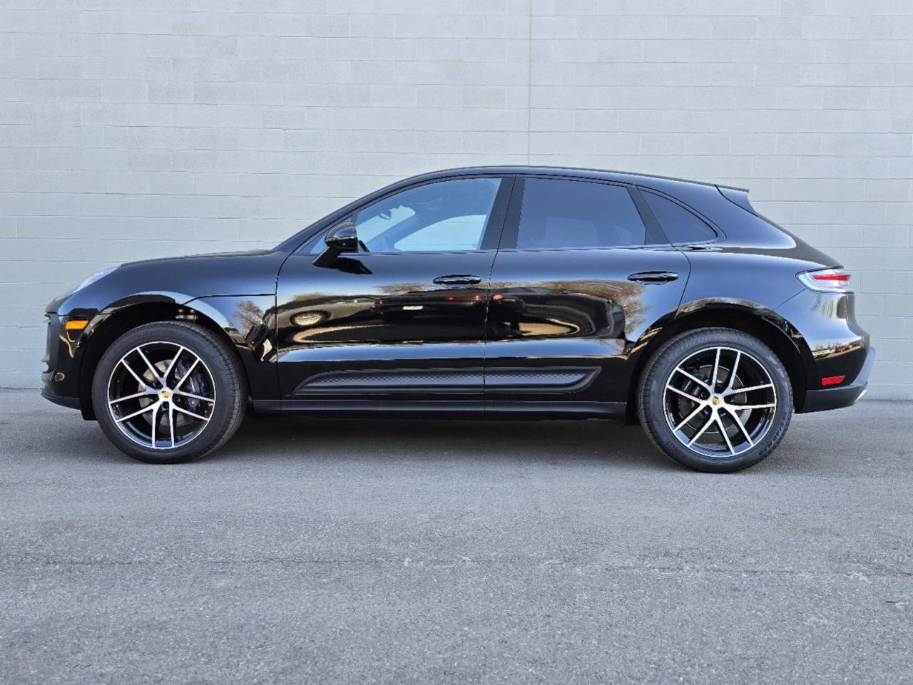 2025 Porsche Macan T photo 2